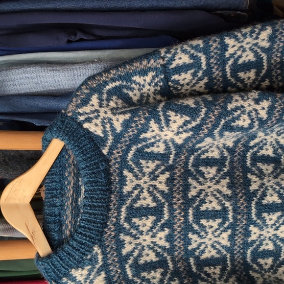 Icelandic Wool Vintage Handmade Blue & White Floral Sweater - Picture 3 of 8